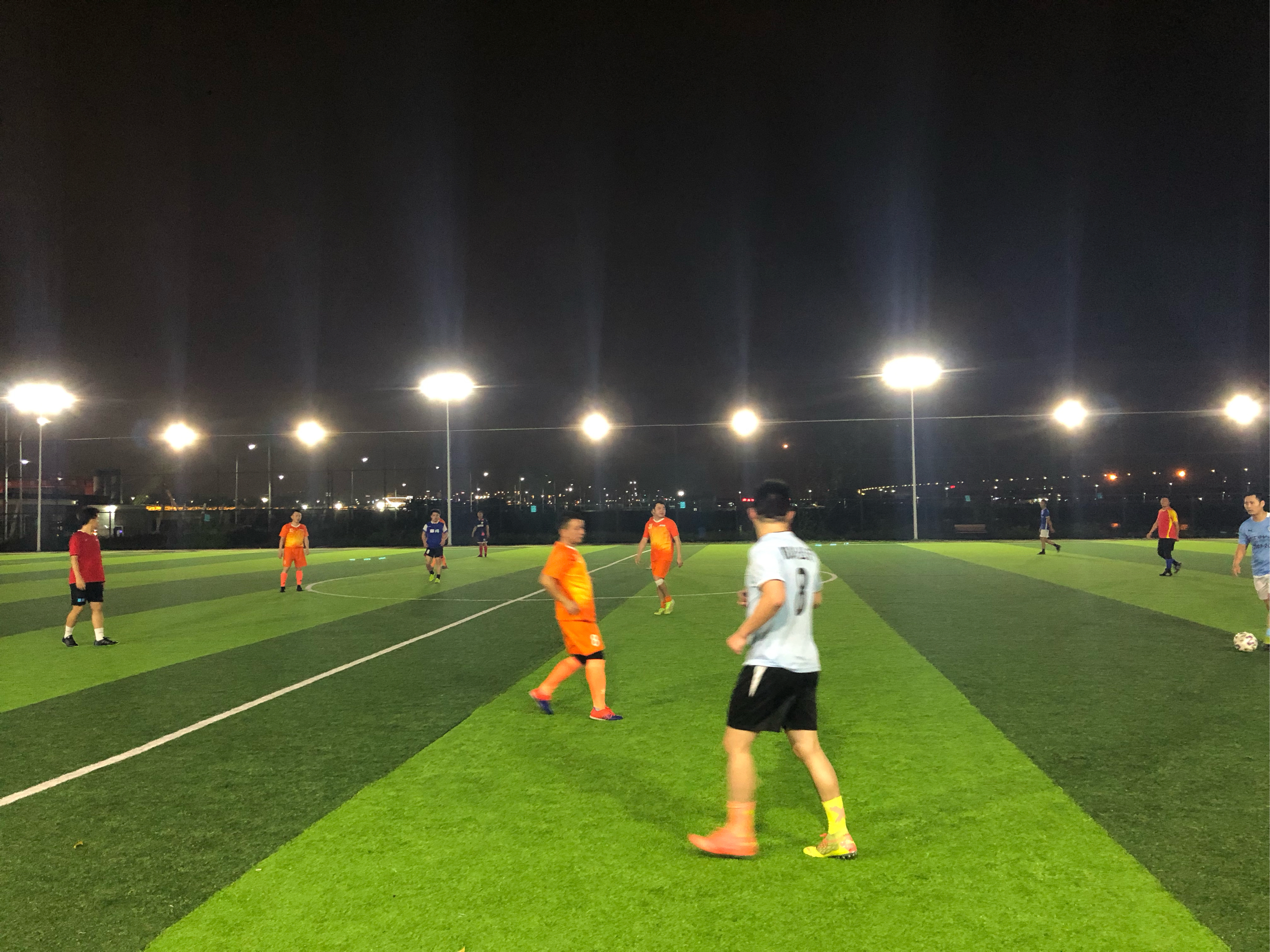 比赛场上球员争分夺秒，实力出众