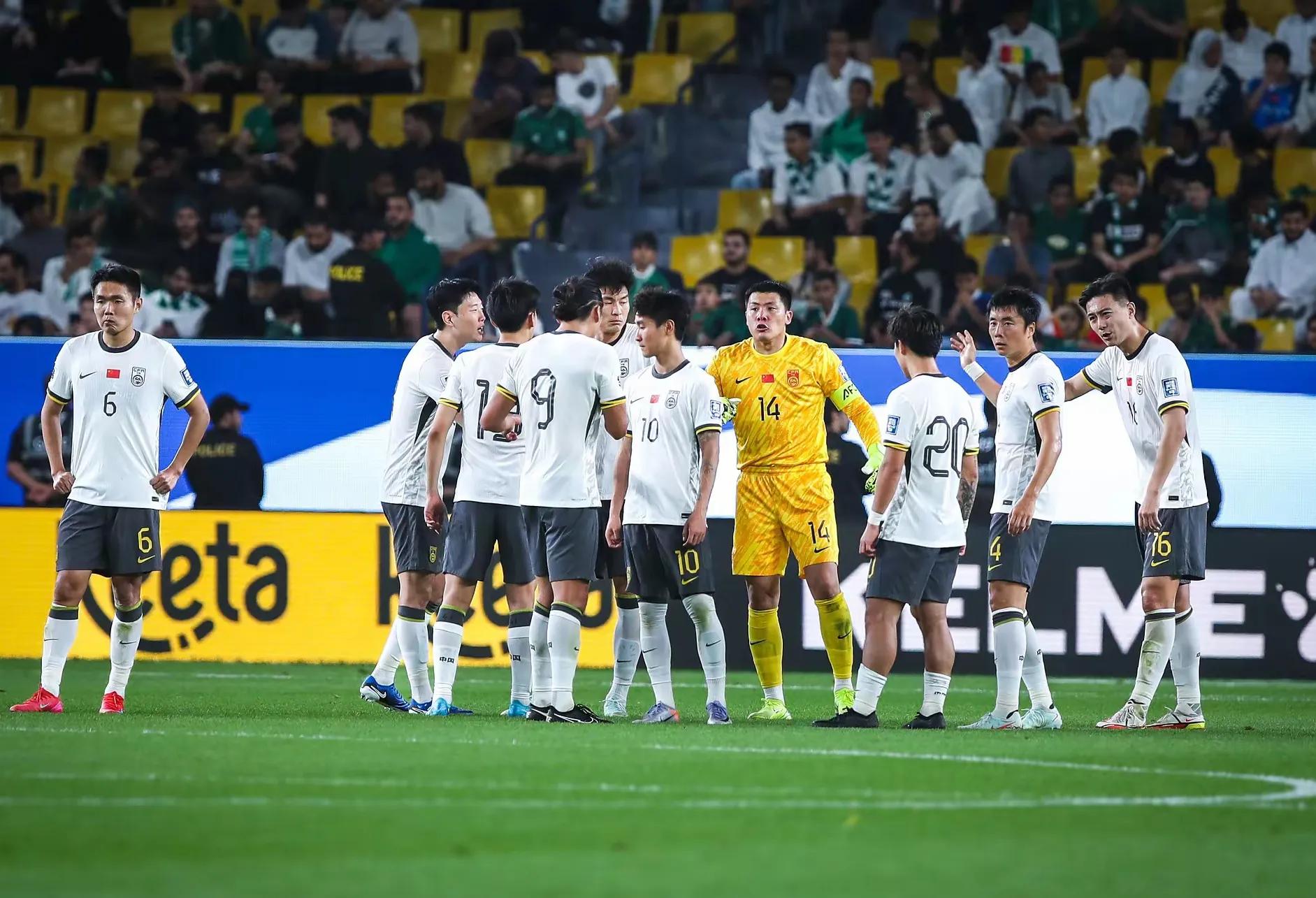 关于沙特足球联赛战况激烈，实力雄厚球队拼尽全力的信息