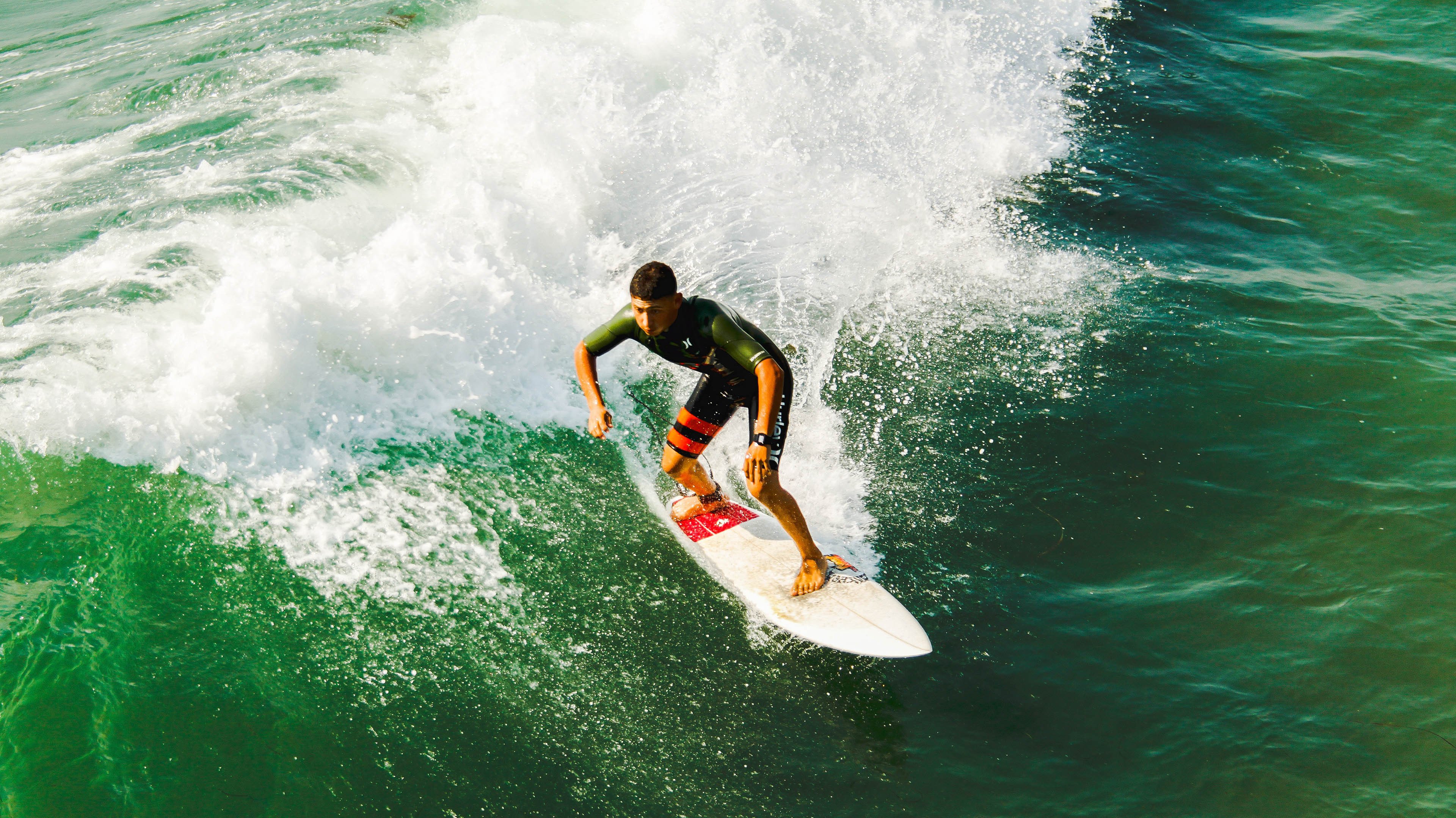 哈利伯顿爆发引领太阳关键战突围，深圳队防线告急