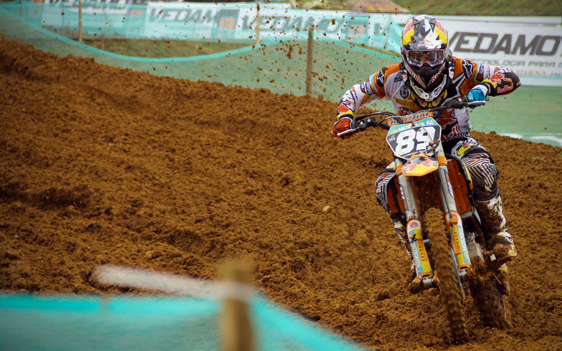 赛道与球场，F1揭幕战与CBA焦点战的激情碰撞